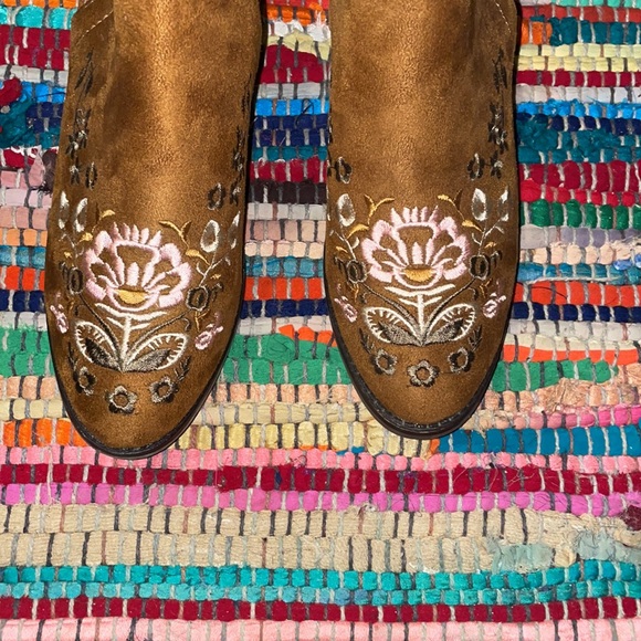 Floral Embroidered Booties - Picture 4 of 5